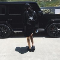 Kylie memperlihatkan gayanya di Instagram memakai sweatshirt oversized, sneakers dan tas serba hitam sebagai padupadan untuk naik mobil Mercedes Benz hitam miliknya. Foto: Istimewa