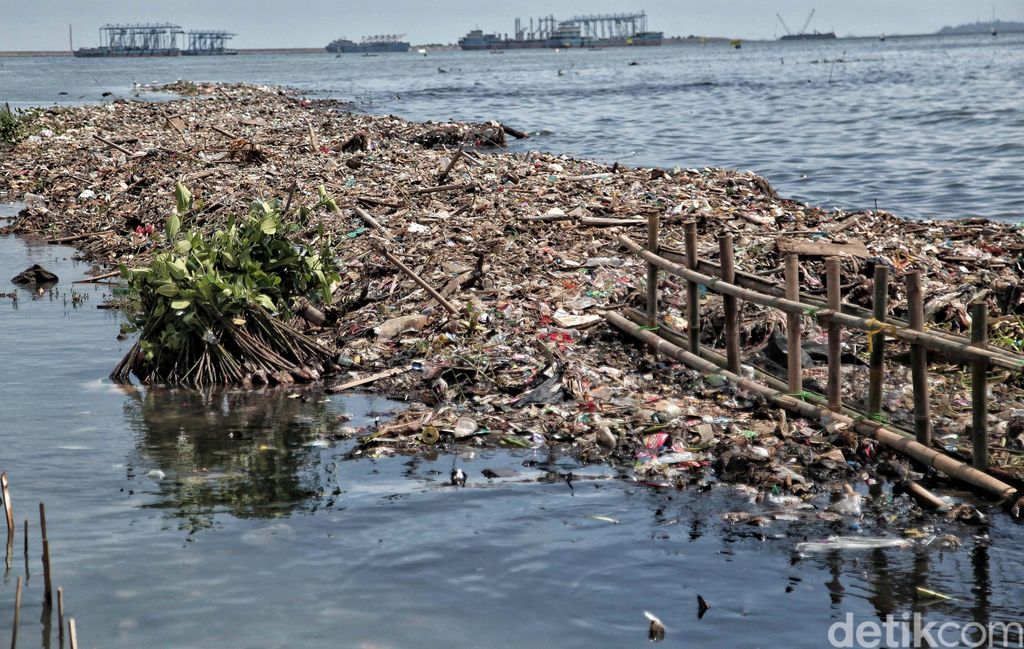 Tumpukan sampah berada di pesisir laut Muara Angke, Jakarta Utara, Jumat (27/4). Banyaknya sampah plastik ini merusak ekosistem laut dan pesisir.