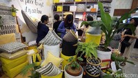 Beragam produk dipamerkan.