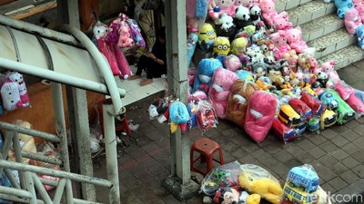 Duh! JPO dan Trotoar Jalan Ditutup Pedagang Boneka