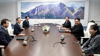 Kim Jong-Un menjadi pemimpin Korut pertama yang menginjakkan kaki di wilayah Korsel sejak 1953. Lawatan mulai Jumat (27/4) ini sekaligus menandai pertemuan puncak pertama kedua Korea selama kurun waktu lebih dari satu dekade terakhir. (Foto: AFP)