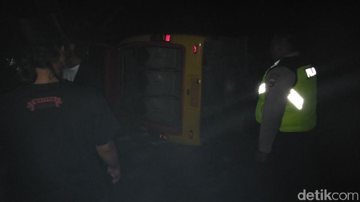 Minibus Rombongan Santri Tebuireng Terguling di Trenggalek