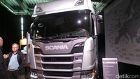 Peluncuran dilakukan di area pabrik Scania di Kota Sodertalje, Swedia, Kamis (26/4/2018) waktu setempat. Truk yang diluncurkan ini hadir dengan transmisi otomatis.  Foto: Idham Kholid