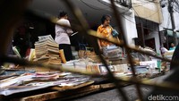 Berbagai macam buku dijual di kawasan tersebut.