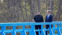 Jong Un dan Moon Jae-in sempat berbincang dan berjalan bersama. (Foto: Korea Summit Press Pool via Reuters)