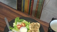 Setelah olahraga, Masayu menyantap salad dengan ayam panggang berbumbu rosemary. Tak lupa ada baby potato yang empuk gurih. Foto: Instagram masayuanastasia