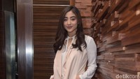Ia tampak cantik dengan penampilannya dan terlihat modis. Foto: Noel/DetikFoto.