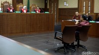 Novanto mengaku terbentur kaca dan kursi di depannya saat mengalami kecelakaan di Permata Hijau, Jakarta Selatan. Novanto menyebut kepalanya terbentur keras.