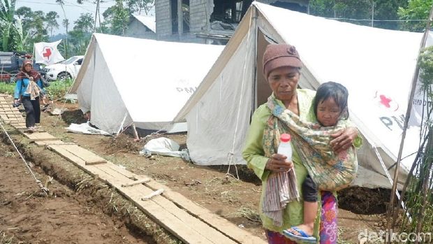 Pengungsi tinggal di tenda-tenda