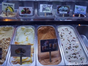 Menikmati Gelato Creamy dalam Suasana Malam Kota Lama