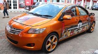 Bukan cuma bisa lihat, kalau Otolovers pengin nyobain langsung duduk di dalam mobil pun boleh. Namun tidak bisa mencobanya sendiri ya, harus didampingin instruktur dari Gemah Ripah. Foto: Dina Rayanti