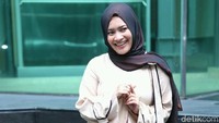 Kali ini penampilan Ikke Nurjanah berbeda, ia makin cantik setelah berhijab. Pool/Ismail/detikFoto.