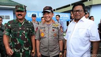 Mereka meninjau Pos Lintas Batas Negara (PLBN) Entikong, Kabupaten Sanggau, Kalimantan Barat.