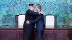 Momen Pelukan Hangat Kim Jong Un dan Presiden Korsel