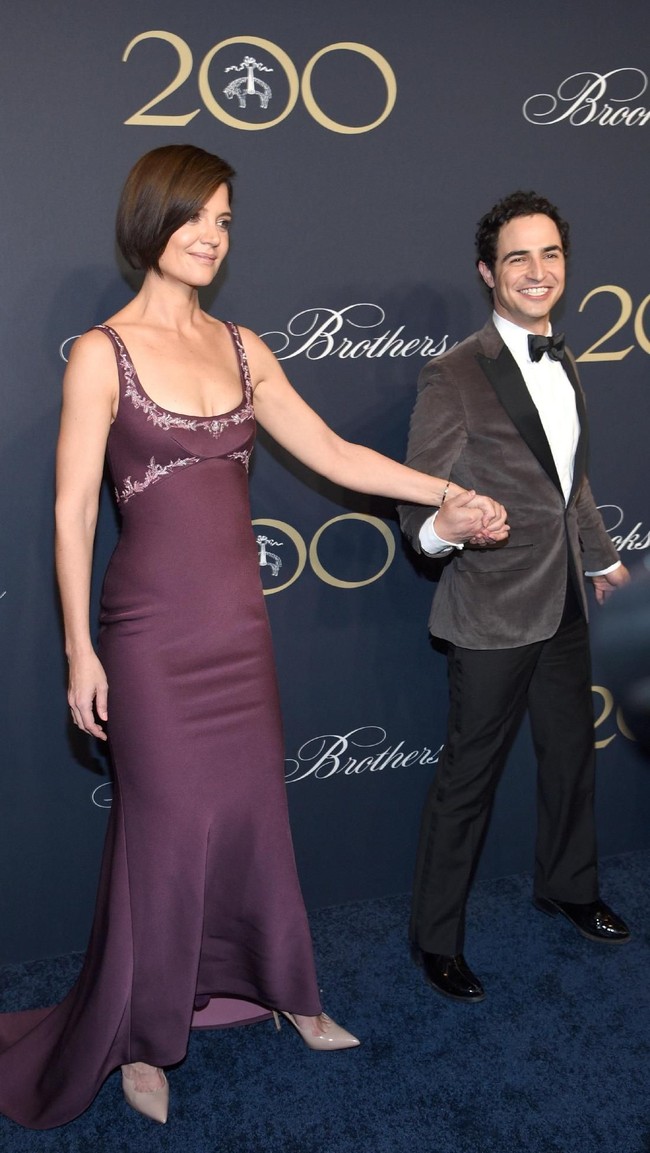 Katie Holmes hadir untuk mendukung sahabatnya, desainer Zac Posen, yang saat ini berperan sebagai direktur kreatif merek fashion asal Amerika Serikat tersebut. (Foto: Getty Images)