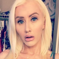 Katie Rose, wanita asal Los Angeles, Amerika Serita itu mengaku memiliki obsesi berlebihan dengan penampilannya. Untuk memenuhi obsesinya itu, Katie pun rela menjadi sugar baby atau wanita simpanan pria kaya.  Foto: Instagram