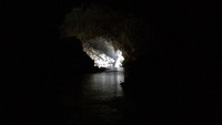 Saat dibawa masuk ke dalam gua, traveler akan mengalami kegelapan total. Tukang perahu yang bertugas menjadi pemandu akan membantu penerangan dengan menggunakan lampu yang sudah disediakan. (bertsches/Instagram)
