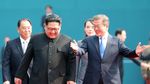 Bersejarah! Senyum Kim Jong Un-Presiden Korsel Saat Gandengan Tangan