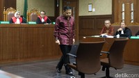 Novanto menjadi saksi setelah sebelumnya sempat tidak hadir karena beralasan menyusun duplik kasus korupsi e-KTP.