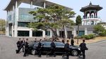 Saat Bodyguard Korut Berlari-lari Mengawal Kendaraan Kim Jong-Un