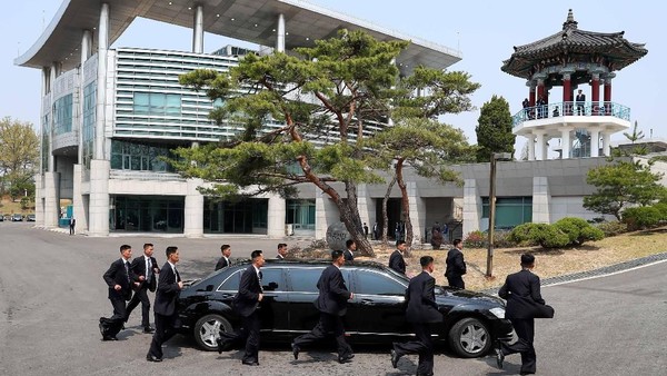 Saat Bodyguard Korut Berlari-lari Mengawal Kendaraan Kim Jong-Un
