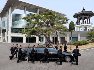Saat Bodyguard Korut Berlari-lari Mengawal Kendaraan Kim Jong-Un
