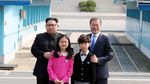 Bersejarah! Senyum Kim Jong Un-Presiden Korsel Saat Gandengan Tangan