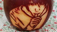 Kali ini Tomo membuat tokoh L dalam komik sekaligus film asal Jepang berjudul Death Note. Udah mirip belum? Foto: Instagram @tomo_like_it