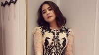 Penampilan Prilly yang satu ini diklaim mencapai ratusan juta. Busana yang ia kenakan dari rancangan Alexander McQueen mencapai harga Rp 95 juta dan clutch senilai Rp 25 juta. Foto: Dok. Instagram/prillylatuconsina96