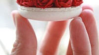 Ia menyebut hasil karyanya sebagai Macaron Blossoms yang melambangkan mekarnya bunga dengan warna cantik di setiap kue macaron-nya. Foto: Instagram @ayseyamanbutikpasta