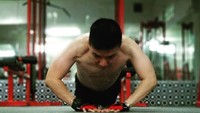 Push-up bisa dipakai untuk mengencangkan otot tangan dan dada. (Foto: Instagram/doctorcombat)