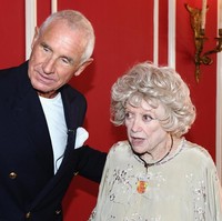 Suami terakhirnya adalah Frederic Prinz von Anhalt, yang dinikahinya pada 1976. Mungkin ini jadi usia pernikahannya yang paling lama dan berlangsung seumur hidup. Pernikahan keduanya tetap langgeng hingga Zsa Zsa meninggal dunia pada 2016, di usia 99 tahun. Foto: Getty Images