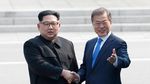 Bersejarah! Senyum Kim Jong Un-Presiden Korsel Saat Gandengan Tangan