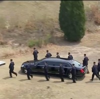 Komentar lain juga datang dari @niccijsmith yang menulis, Tim pengawal Kim sedang berolahraga saat dia bertolak dari Peace House setelah pertemuan berlangsung. (Foto: Reuters)