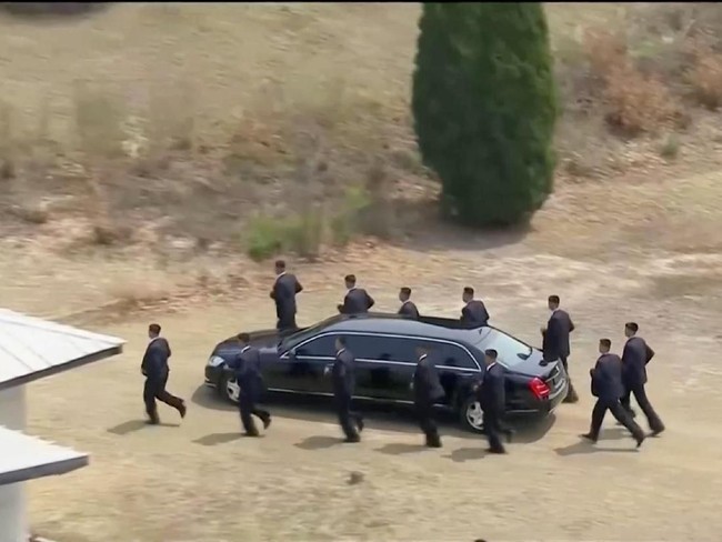 Komentar lain juga datang dari @niccijsmith yang menulis, Tim pengawal Kim sedang berolahraga saat dia bertolak dari Peace House setelah pertemuan berlangsung. (Foto: Reuters)