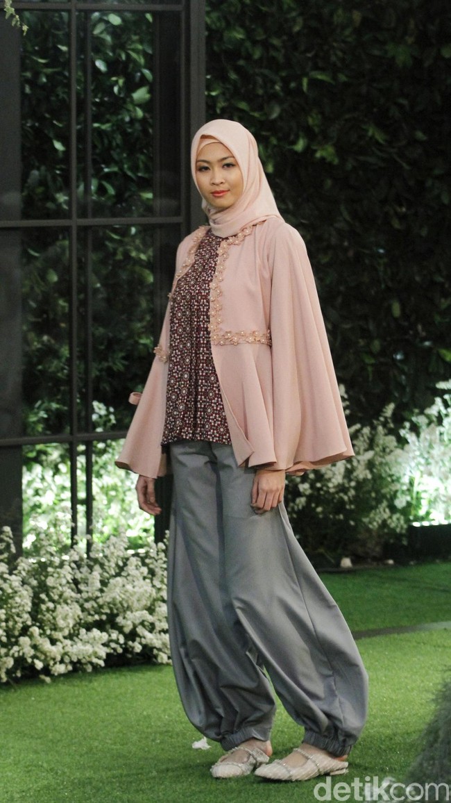 Koleksi Lebaran 2018 dari label hijab Mandjha Ivan Gunawan yang dipamerkan dalam fashion show di Suasana Restaurant, Aston Kuningan, Rabu, [25/4/2018]. [Foto: Mohammad Abduh/Wolipop]