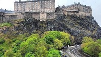 Dari kawasan Kota Tua Edinburgh, terlihat Edinburgh Castle yang ciamik! (Facebook/This is Edinburgh)