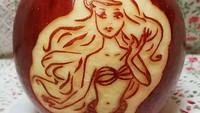  Keren! Pasti tahu dong siapa putri duyung cantik ini? Ya, Ariel. Begini salah satu tokoh Disney Princess kalau diukir di apel.  Foto: Instagram @tomo_like_it