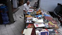 Bambang, pemilik sekaligus penjual mengatakan penjualan buku di era digital mengalami penurunan.