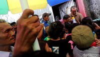 Bagi para donatur yang ingin menyumbangkan bisa datang langsung ketempat ini atau bisa menghubungi Aida dinomor +62-85775359898 atau dapat ditransfer ke Bank Muamalat dengan nomor rekening 3850006529 atas nama Aida Dewi Fitriani.