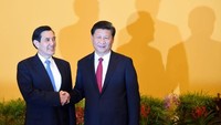 Xi-MaSetelah beberapa dekade renggang karena perpecahan traumatik di akhir perang saudara pada 1949, Presiden China dan Taiwan bertemu untuk pertama kalinya di Singapura.Presiden China Xi Jinping dan Presiden Taiwan Ma Ying-Jeou berjabat tangan lebih dari satu menit dan tersenyum ke arah wartawan sebelum melakukan pembicaraan. Konferensi Tingkat Tinggi (KTT) yang dihadiri keduanya memicu terbentuknya komunikasi antara Beijing dan Taipei dan menurunkan ketegangan.