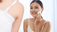 Beralih ke kosmetik yang lebih alami. Cobalah untuk memakai kosmetik yang lebih alami dan lebih sedikit riasan kamu karena paraben yang digunakan dalam kosmetik dapat mengganggu estrogen pada wajah wanita yang normal sehingga mengakibatkan penuaan dini. Foto: Thinkstock
