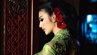 Ariska Putri Pertiwi kerap mengunggah fotonya saat mengenakan kebaya. Dok. Instagram/ariskaputripertiwii