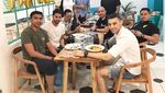 Keren! Ini 10 Potret Keseruan Didi Riyadi Makan Bareng Teman