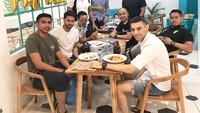Mengenakan kemeja putih dan celana jeans selutut, Didi mencuri perhatian saat makan siang bareng ketika tengah merayakan ulang tahun salah satu sahabatnya Foto: Instagram @didiriyadi_official