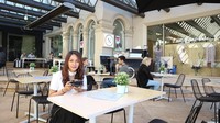 Liburan ke luar negeri, Masayu menikmati secangkir kopi saat brunch. Kira-kira ia pesan makanan apa ya? Foto: Instagram masayuanastasia