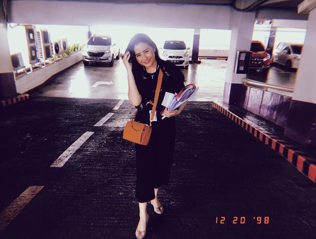 Prilly Latuconsina yang mulai kuliah di London School sejak 2017 mengunggah gaya #ootd saat ke kampus. Dia terlihat membawa tas oranye dari brand Alexander McQueen yang harganya mencapai US$ 2.195 atau sekitar Rp 30,4 juta. Foto: Instagram/prillylatuconsina96