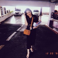 Prilly Latuconsina yang mulai kuliah di London School sejak 2017 mengunggah gaya #ootd saat ke kampus. Dia terlihat membawa tas oranye dari brand Alexander McQueen yang harganya mencapai US$ 2.195 atau sekitar Rp 30,4 juta. Foto: Instagram/prillylatuconsina96