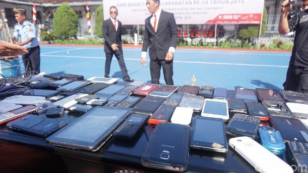 Setengah Juta Handphone Milik Napi di Jabar Dimusnahkan
