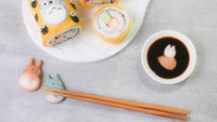 Totoro Sushi Roll, nasi yang digulung dengan isian kani dan zucchini yang dibalut dengan telur dadar bergambar Totoro. Enak dicocol dengan shoyu. Foto: Instagram @bentomonsters